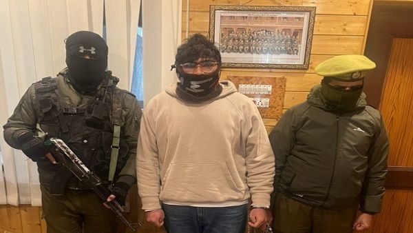 J&K: पुलिस ने श्रीनगर में लश्कर आतंकवादियों के सहयोगी को किया अरेस्‍ट, नगदी और नशीला पदार्थ बरामद