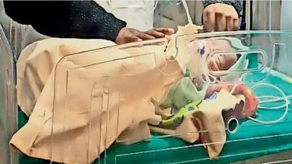 मां ने नवजात को जीरो डिग्री तापमान में मरने छोड़ा, देवदूत बनकर आई महिला ने कुत्तों से बचाया