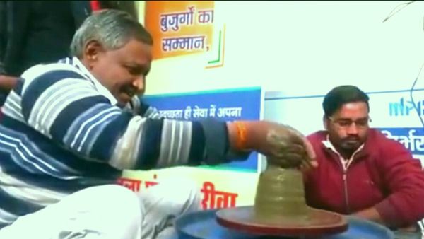 MP News : मनगवां विधायक का दिखा अनोखा अंदाज, कुम्हार के साथ बैठकर चाक से मिट्टी के बर्तन को आकार दिया