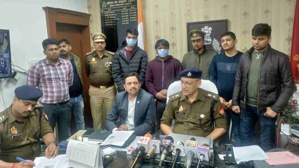 Gay रिलेशनशिप तोड़ने पर लड़के ने प्रेमी और उसकी मां पर फेंक तेजाब, 8 साल से था दोनों के बीच रिश्ता