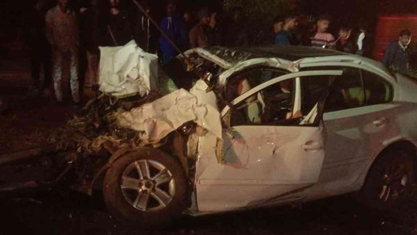 मुंबई-अहमदाबाद हाईवे पर लक्जरी बस और कार के बीच हुई भीषण टक्कर, चार लोगों की मौके पर ही गई जान