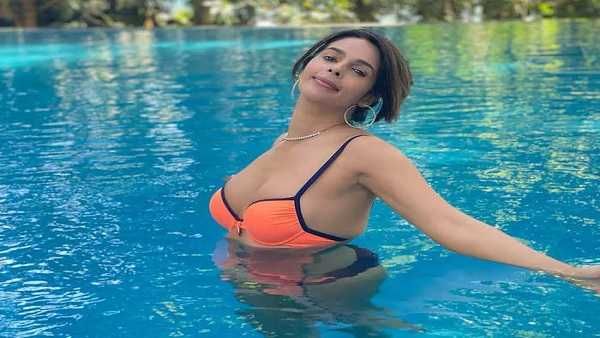 'पठान' का विरोध करने वालों को मल्लिका शेरावत ने दिया ऐसा जवाब, भगवा बिकिनी में कर दिया ये काम