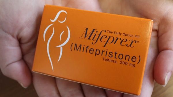 अमेरिका में खुदरा फार्मेसी में भी मिलेंगी गर्भपात की गोलियां, विरोधियों ने कहा- मुनाफा नहीं, जिंदगी बचाओ