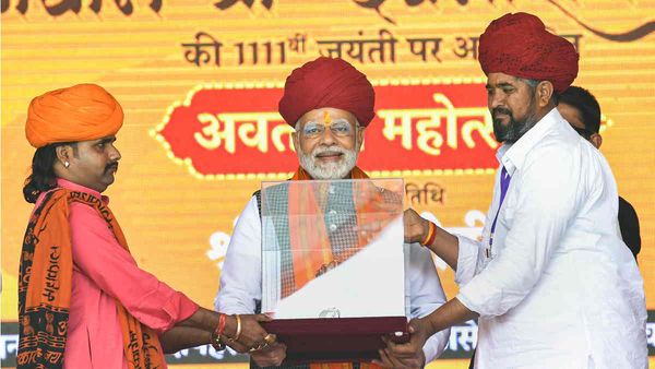 Caste Politics by Modi: जातियों की धार्मिक आस्था को साधने में लगे मोदी 