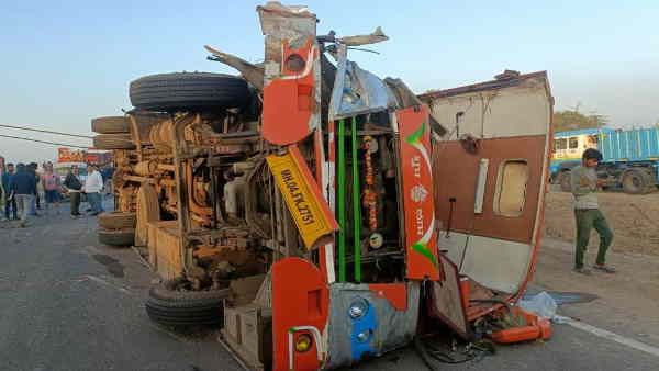 Shirdi accident: साईं भक्तों को लेकर शिरडी जा रही बस की ट्रक से टक्कर, 10 श्रद्धालुओं की मौत