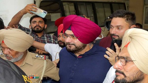 समय से पहले नवजोत सिंह सिद्धू को किया जा सकता है रिहा, समर्थकों ने लगाए पोस्टर