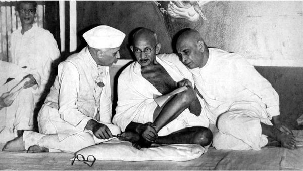 Gandhi, Patel and Nehru: नेहरू और सरदार पटेल के आपसी रिश्ते सुधारना चाहते थे गांधीजी