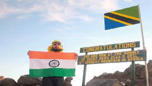 UP : गोरखपुर के नीतीश ने अफ्रीका के मांउट मेरु पर तिरंगा फहरा दिया बाल विवाह मुक्त भारत का संदेश