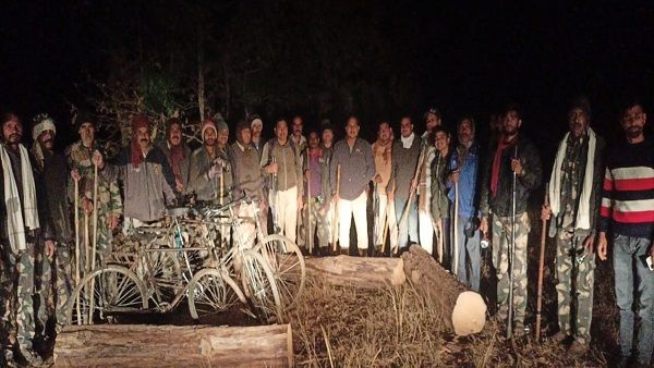 Nauradehi: गोलियां चलने के बाद भागे सागौन माफिया, जंगल के अंदर वनकर्मियों से हुआ था सामना