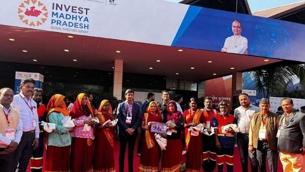 NRI ने किया Indore के सफाई मित्रों का सम्मान, भेंट किए 101 डॉलर