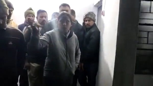 Panna: महिला टीआई—हवलदार को रिश्वत लेते पकड़ा, थाने में लोकायुक्त टीम पर हमला कर टीआई फरार
