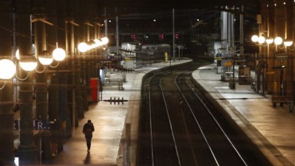 Paris Attack: फ्रांस के सबसे व्यस्त रेलवे स्टेशन पर अंधाधुंध चाकू चलाने लगा शख्स, कम से कम 6 लोग घायल