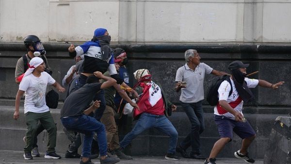 पेरू में हिंसक प्रदर्शन में 17 लोगों की मौत के बाद लगा कर्फ्यू