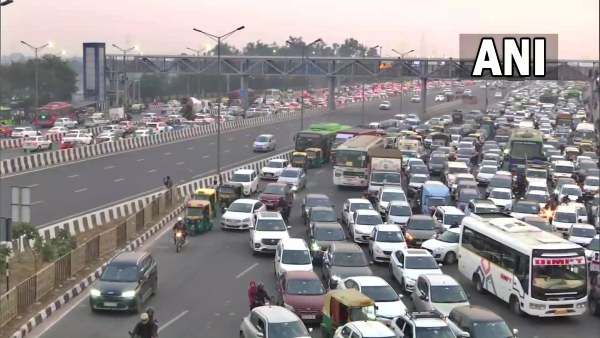 New Year 2023 के जश्न में रंग में भंग ! Traffic जाम में घंटों रेंगती रही Delhi, एंबुलेंस भी फंसी