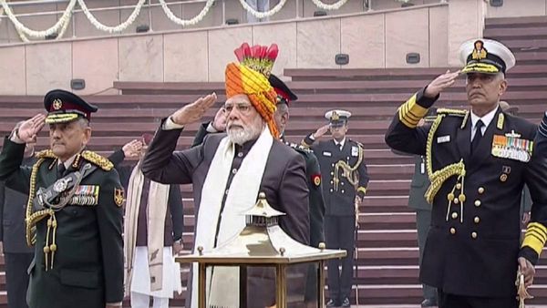 Republic Day: नेशनल वॉर मेमोरियल पर पीएम ने शहीदों को दी श्रद्धांजलि