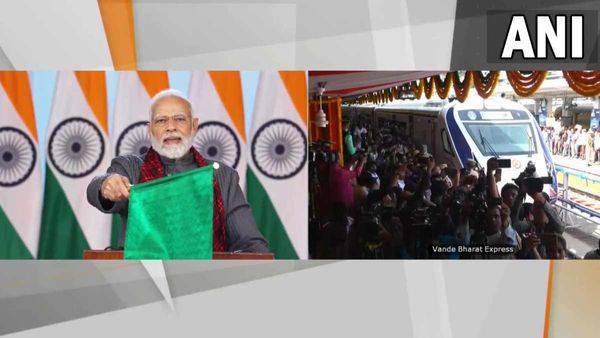 पीएम मोदी ने Vande Bharat Express ट्रेन को दिखाई हरी झंडी, कही यह खास बात