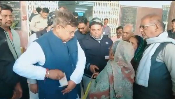 Gwalior news : पेंशन के लिए गुहार लगाती रही बुजुर्ग महिला, मंत्री ने 200 रुपए देकर कहा-जाओ नाश्ता कर लो