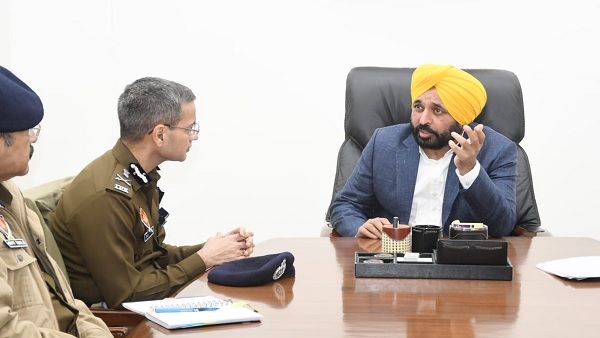 पंजाब: नशा तस्करों के खिलाफ मान सरकार सख्त, पुलिस ने बरामद की हेरोइन और नशीली गोलियां