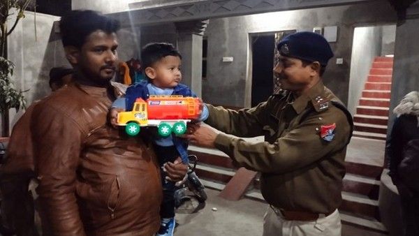 'ये खुशी अनोखी है', ट्रेन में 19 महीने का बच्चे का छूट गया था पसंदीदा खिलौना, रेलवे टीम ने गांव जाकर लौटाया