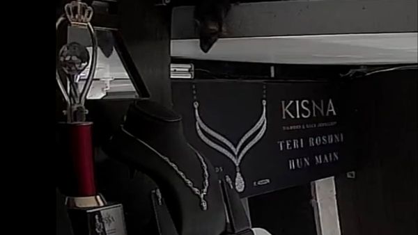 VIDEO: चूहा निकला शातिर चोर, ऐसे चुरा ले गया हीरे से जड़ा करोड़ों का हार