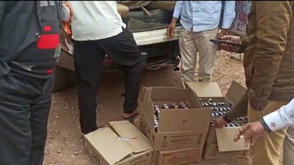 Satna News : गणतंत्र दिवस पर चोर दरवाजे से बिक रही थी शराब, SDM पहुंचे तो मैनेजर दुकान छोड़कर हुआ फरार