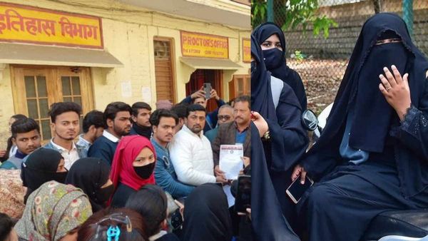 मुरादाबाद:कॉलेज में बुर्का पहनकर पहुंची छात्राओं को गेट पर रोका, धरने पर बैठीं लड़कियां