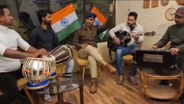 Video: दरोगा शिवा अग्रवाल ने मधुर आवाज में गाया 'मेरा रंग दे बसंती' गाना, सोशल मीडिया पर हो रही तारीफ