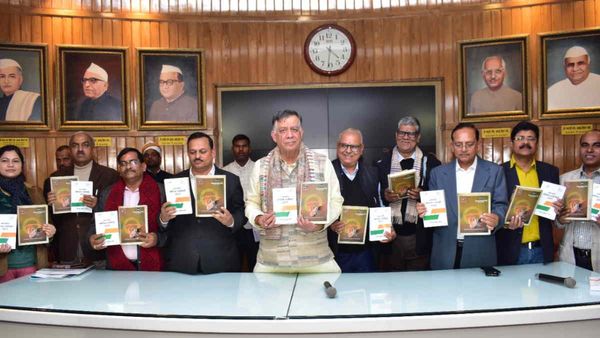नेशनल मीडिया क्लब की यूपी मीडिया डायरेक्टरी 2023 का विधानसभा अध्यक्ष सतीश महाना ने किया विमोचन