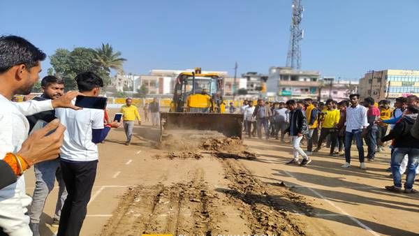 Seoni News: क्रिकेट टूर्नामेंट में बॉलिंग कर रहे BJP नेता पर हमला, समर्थकों ने JCB से खुदवा डाली पूरी पिच