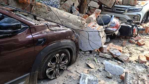 Varanasi: गिट्टी के दबाव के कारण ढही सिगरा स्टेडियम की दीवार, 2 कार और दर्जनभर बाइक क्षतिग्रस्त