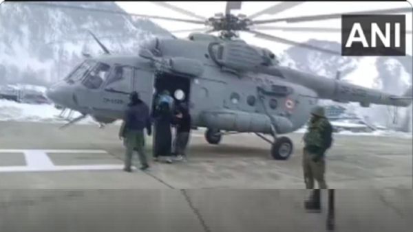 Jammu Kashmir Snowfall: गर्भवती महिला के लिए देवदूत बनी भारतीय सेना, हेलीकॉप्टर से पहुंचाया अस्पताल, VIDEO
