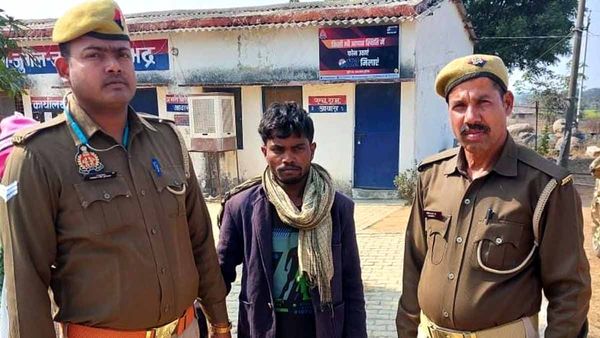 Sonbhadra News: खाने को लेकर पति-पत्नी में हुआ झगड़ा, बोतल से पीट-पीट कर मार डाला