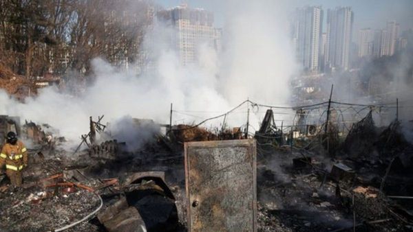 दक्षिण कोरिया की आखिरी झुग्गी बस्ती में लगी भीषण आग, 60 झोपड़ियों को हुआ नुकसान, बचाव में लगे 10 हेलीकॉप्टर