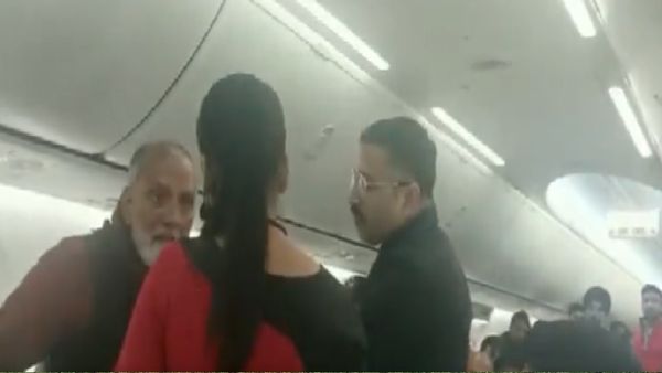 Spicejet की फ्लाइट में केबिन क्रू से बदसलूकी, एयरलाइंस ने विमान से नीचे उतारा