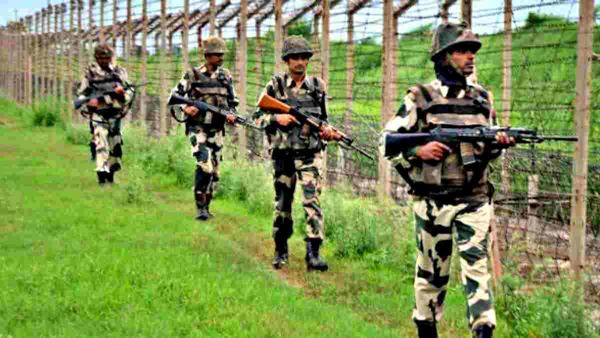 भारतीय सीमा में मवेशी चराने आए बांग्लादेशियों ने BSF पर किया हमला, दो जवान घायल, हथियार छीनकर भागे