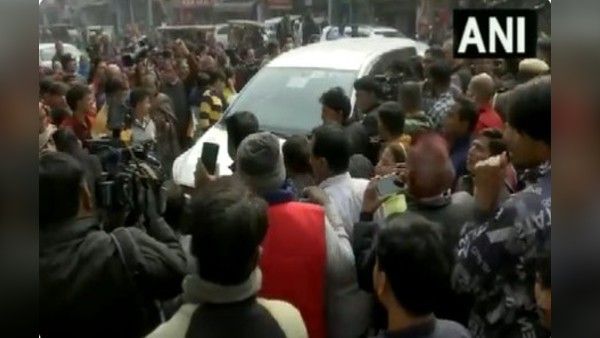 Delhi Girl Dragging Case: सुल्तानपुरी थाने के बाहर लोगों का फूटा गुस्सा, डिप्टी स्पीकर की गाड़ी में की तोड़फोड