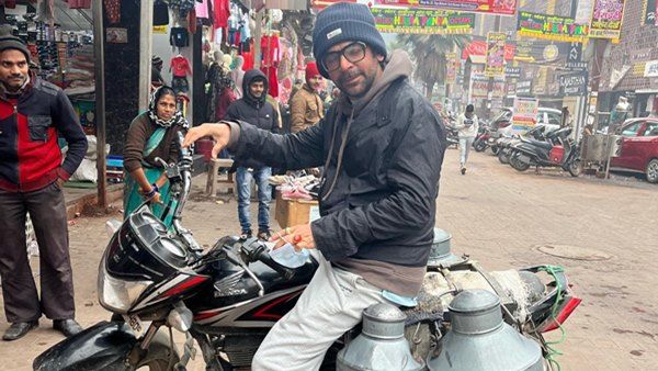 कड़ाके की ठंड में सड़कों पर दूध बेचने निकले Sunil Grover, यूजर्स बोले- 'पानी कितना मिलाया?'