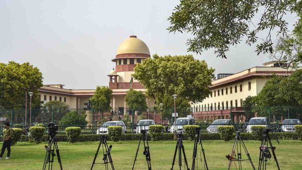 काली पोस्टर विवाद: फिल्म मेकर लीना को बड़ी राहत, सुप्रीम कोर्ट ने गिरफ्तारी पर लगाई रोक