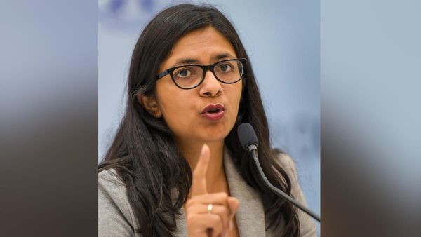 'या तो सुधर जाओ, वरना...', कोहली-धोनी की बेटी पर कमेंट करने वालों पर भड़कीं Swati Maliwal