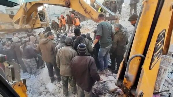 सीरिया के अलेप्पो में पांच मंजिला इमारत गिरी, 13 लोगों की मौत