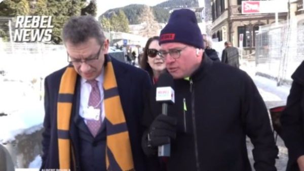 कोरोना वैक्सीन के सवाल पर भागे फाइजर के सीईओ, सारे दावे हुए फुस्स, भारत को दिखाई थी अकड़