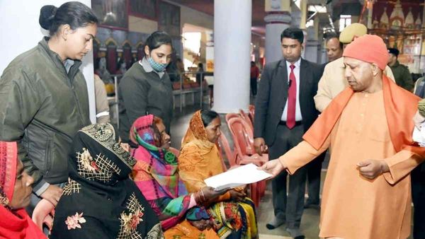 जनता दर्शन में सीएम योगी ने सुनी फरियाद, बोले- दिव्यांगजनों को मुख्यधारा में लाना हमारी प्राथमिकता