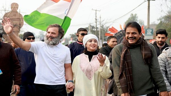 भारत जोड़ो यात्रा में शामिल हुईं अभिनेत्री उर्मिला मांतोड़कर, राहुल गांधी के साथ आईं नजर