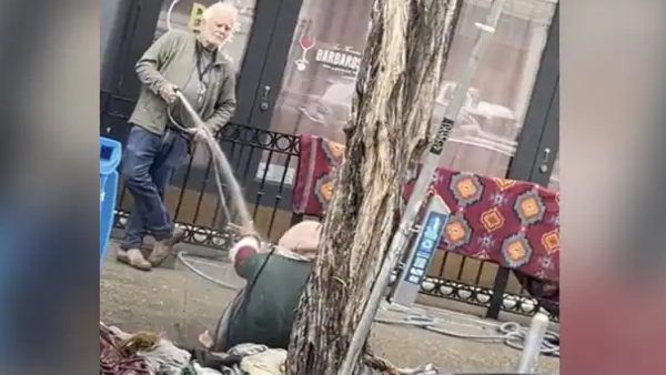 Video Viral: बेघर महिला से अमेरिकी शख्स की 'निर्दयता', आर्ट गैलरी से हटाने के लिए सर्दी में फेंका पानी