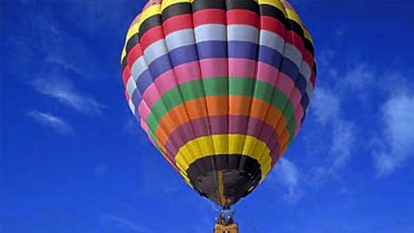 गंगा की लहरों से लेकर आसमान तक मस्ती, वाराणसी में बोट रेस और Hot Air Balloon शो का आयोजन