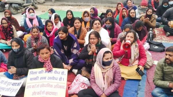 Dehradun: विधानसभा से बर्खास्त 228 कर्मियों ने आंदोलन के साथ उपवास के जरिए शुरू किया विरोध, जानिए पूरा मामला