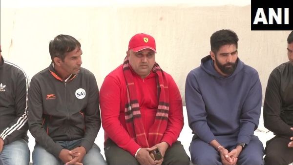 Wrestlers Protest: पहलवानों से मिलने जंतर-मंतर पहुंचे विजेंदर सिंह, भीड़ के साथ बैठने को कहा गया