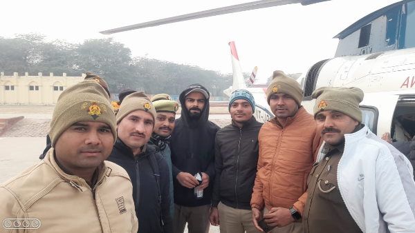 कृष्ण की लीलास्थली वृन्दावन से Virat Kohli की वापसी, हेलिपैड के बाहर लग गया फैंस का तांता