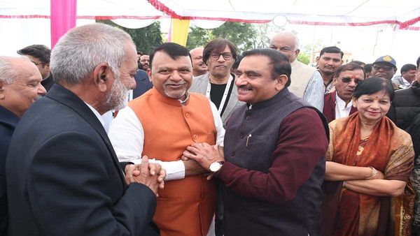 Alumni Meet: सहपाठियों से मिलकर खिल उठे मंत्रियों के चहरे, हाथ पकड़कर खूब बतियाये