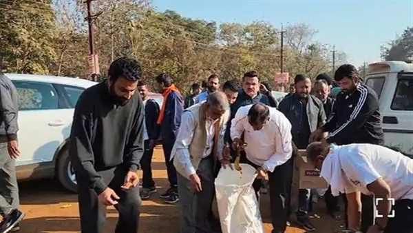 Durg: युवा दिवस पर 'यंग इंडिया रन' का आयोजन, भाजयुमों के प्रदेश प्रभारी आलोक डंगस ने उठाया कचरा